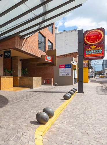 Fachada del hotel con el casino