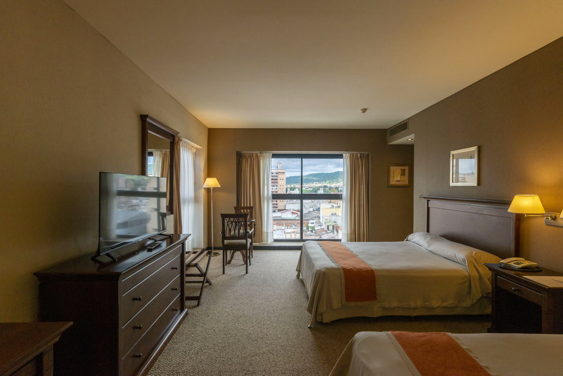 Habitación del Howard Johnson Plaza Jujuy con vista a la ciudad