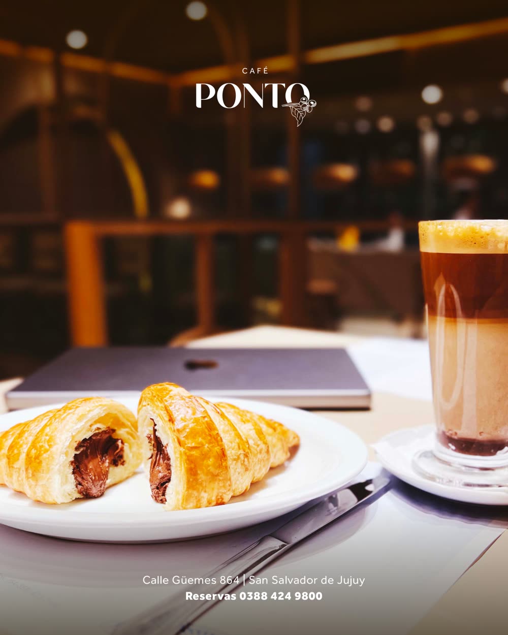 Café y medialuna en Café Ponto